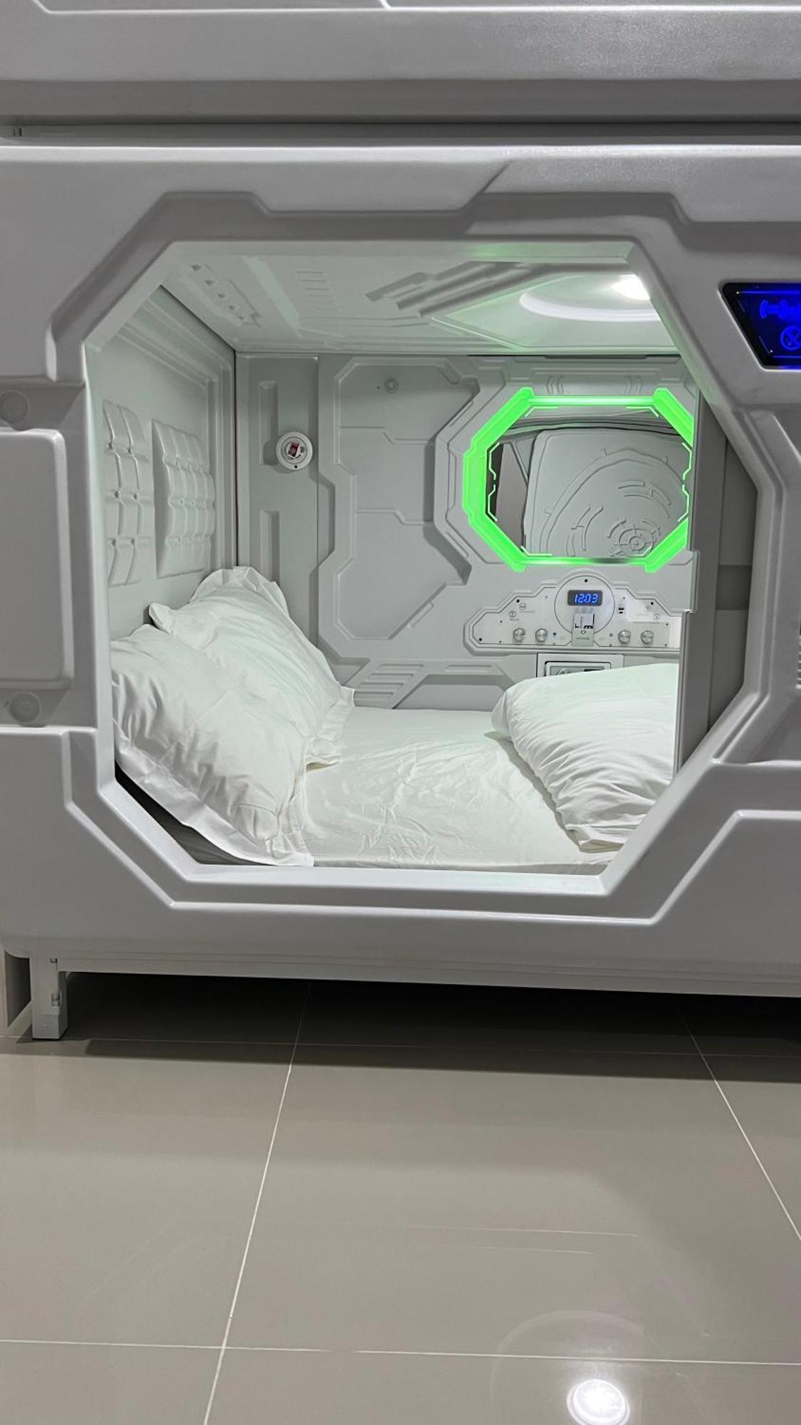 Kiwi Capsule Hotel Μπανγκόκ Εξωτερικό φωτογραφία