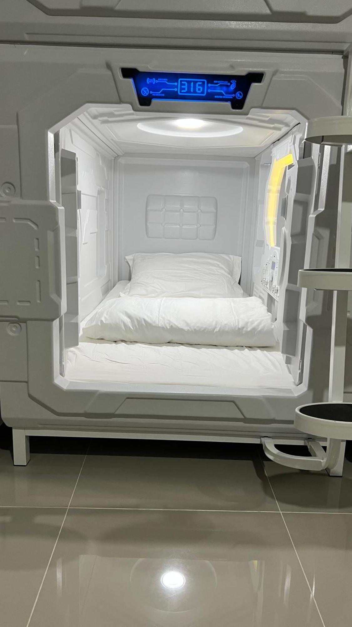 Kiwi Capsule Hotel Μπανγκόκ Εξωτερικό φωτογραφία