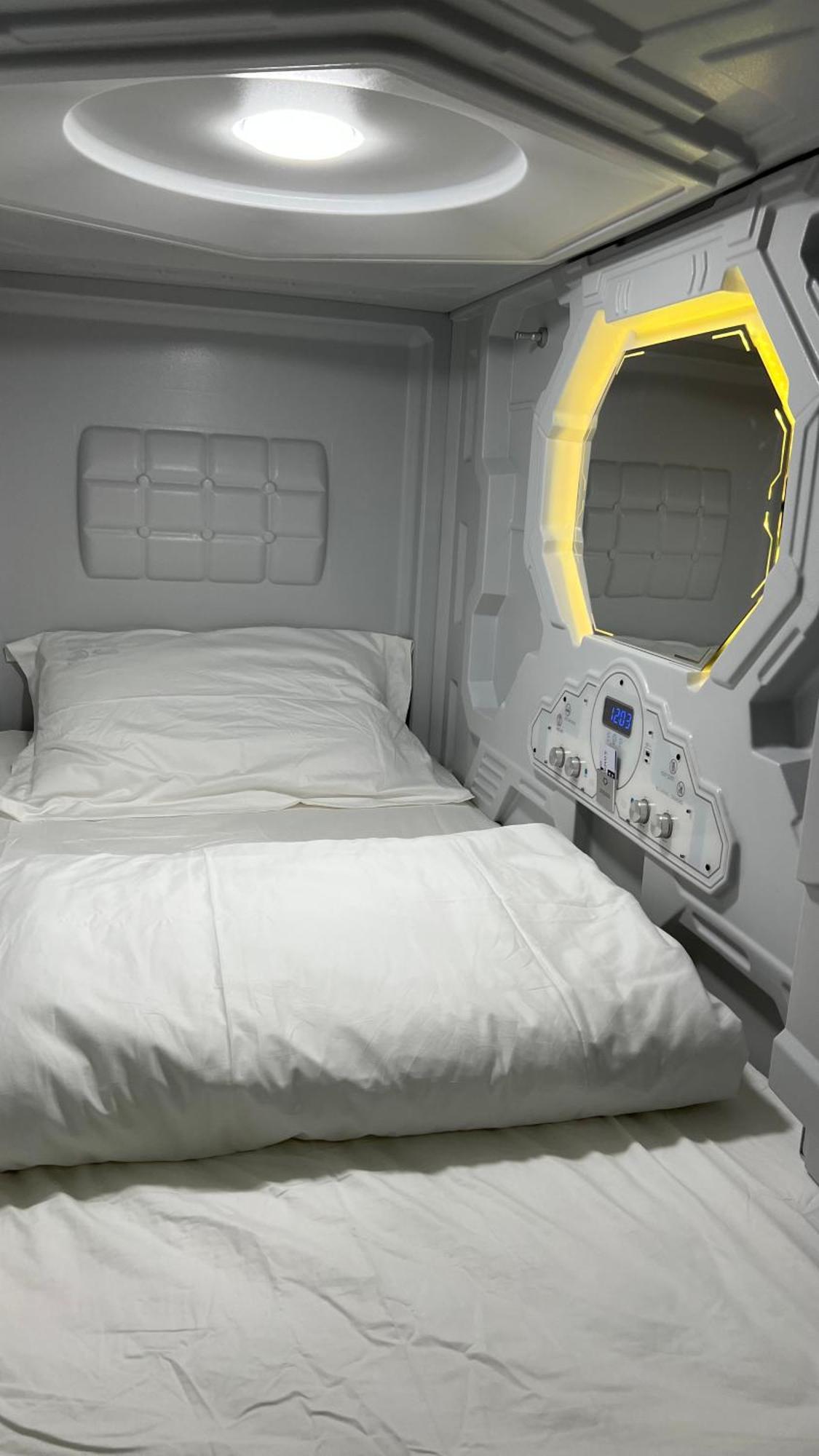 Kiwi Capsule Hotel Μπανγκόκ Εξωτερικό φωτογραφία