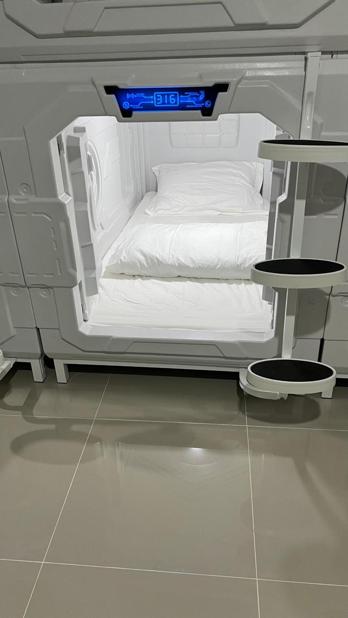 Kiwi Capsule Hotel Μπανγκόκ Εξωτερικό φωτογραφία