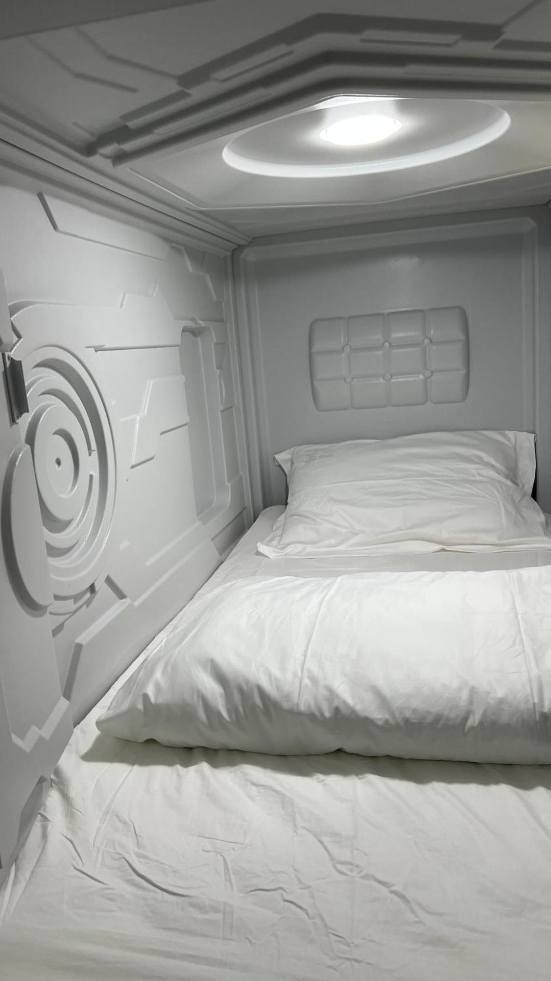 Kiwi Capsule Hotel Μπανγκόκ Εξωτερικό φωτογραφία