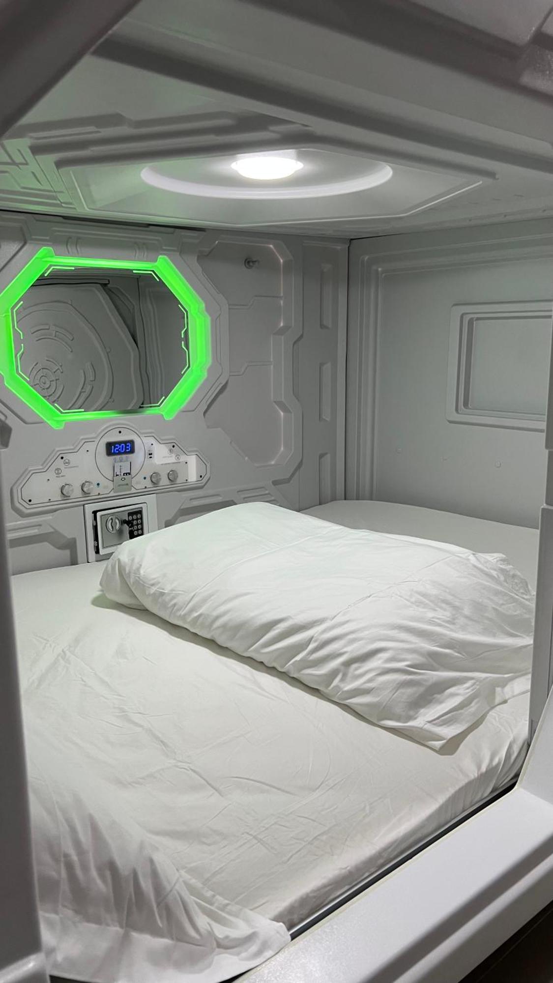 Kiwi Capsule Hotel Μπανγκόκ Εξωτερικό φωτογραφία