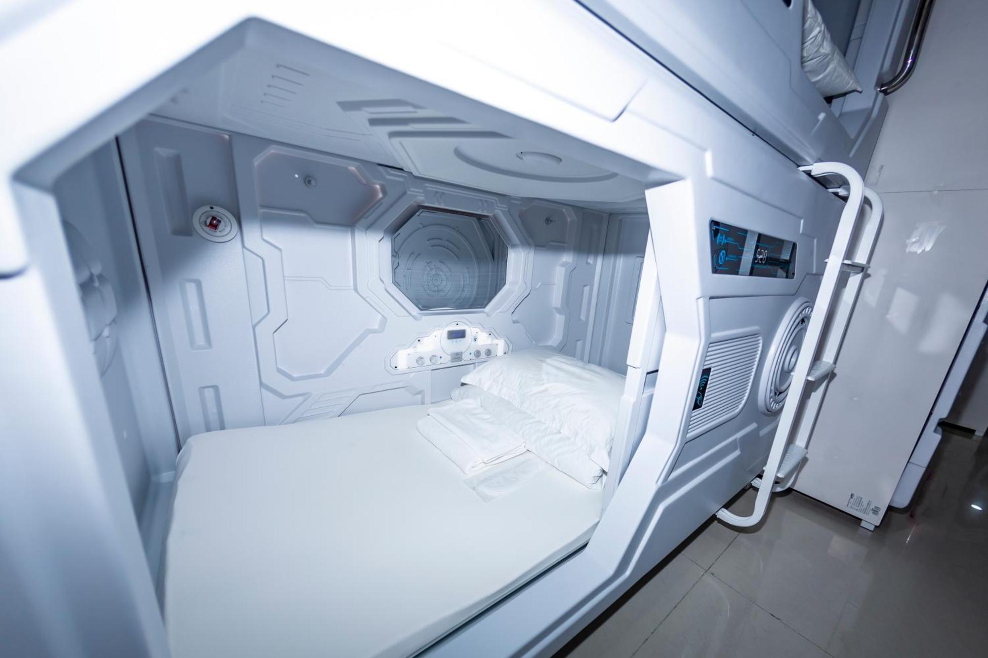 Kiwi Capsule Hotel Μπανγκόκ Εξωτερικό φωτογραφία