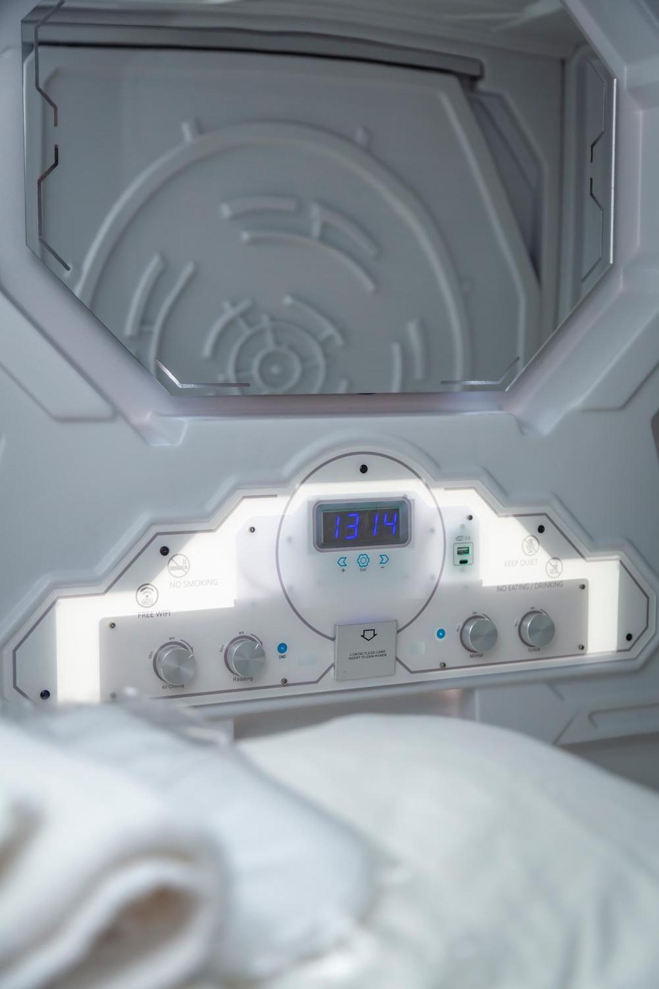 Kiwi Capsule Hotel Μπανγκόκ Εξωτερικό φωτογραφία